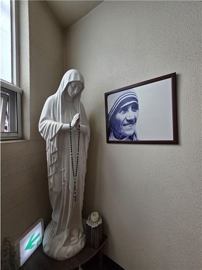 수사회에 모셔진 성모님과 창설자인 마더 테레사 사진 ⓒ