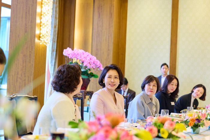 김혜경 여사가 6일(현지 시간) 중국 베이징 조어대에서 재중 한인 여성 활동가 초청 오찬 간담회를 하고 있다. (공동취재) ⓒ뉴시스