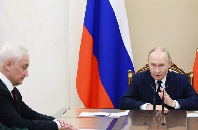 블라디미르 푸틴(오른쪽) 러시아 대통령이 지난달 29일 러시아 모스크바의 크렘린궁에서 안드레이 벨루소프 러시아 국방장관과 대화하고 있다. ⓒ EPA/연합뉴스