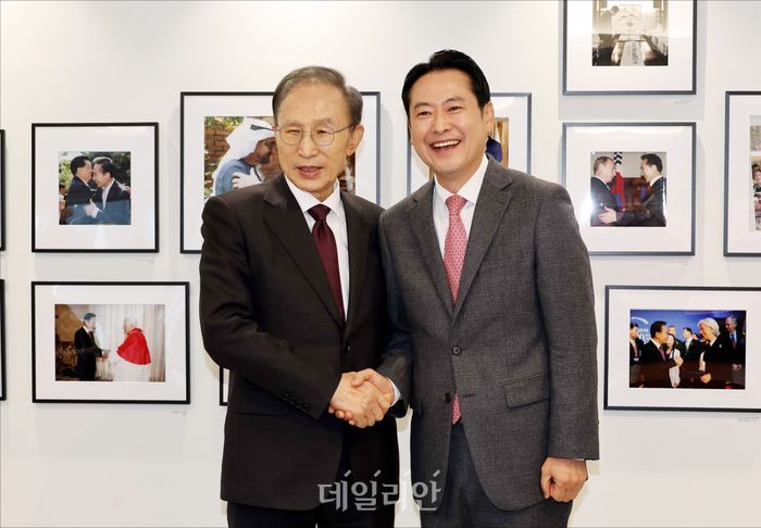 장동혁 국민의힘 대표가 지난 2일 서울 서초구 영포빌딩에서 이명박 전 대통령을 예방하며 인사를 나누고 있다. ⓒ국회사진기자단