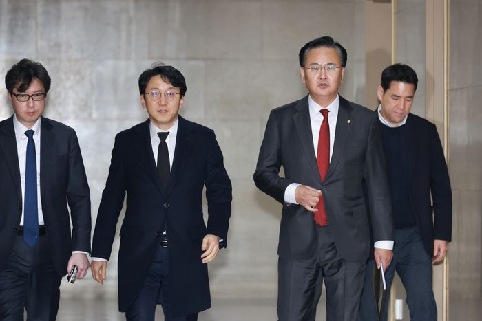 천준호(왼쪽 두번째) 더불어민주당 원내운영수석부대표와 유상범(왼쪽 세번째) 국민의힘 원내운영수석부대표가 28일 서울 여의도 국회에서 회동을 위해 운영위원장실로 향하고 있다. ⓒ뉴시스