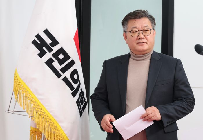 이호선 국민의힘 당무감사위원장이 지난해 12월 16일 오후 서울 여의도 국힘 중앙당사에서 회의 결과를 발표하기 위해 들어서고 있다. ⓒ뉴시스