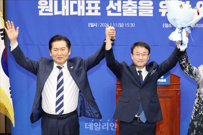 한병도 신임 더불어민주당 원내대표가 11일 원내대표 당선 직후 정청래 당대표 손을 맞잡고 기념촬영을 하고 있다. ⓒ데일리안 홍금표 기자