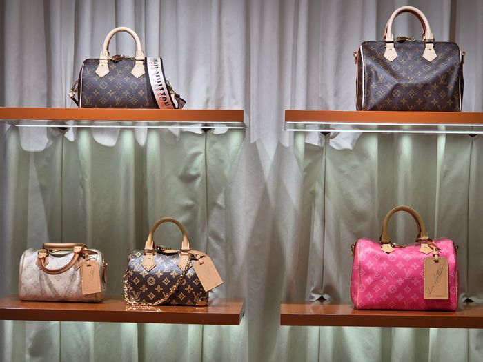 왼편에는 파리의 발코니를 연상케하는 인테리어와 