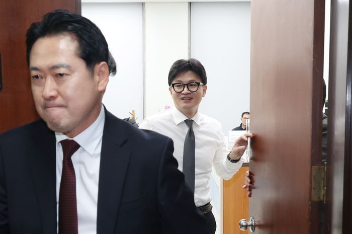 지난 2024년 12월 11일 당시 한동훈 국민의힘 대표가 국회본청 당대표실에서 회의를 하던 중 잠시 문을 열어 장동혁 등 의원들을 배웅하고 있다. ⓒ뉴시스