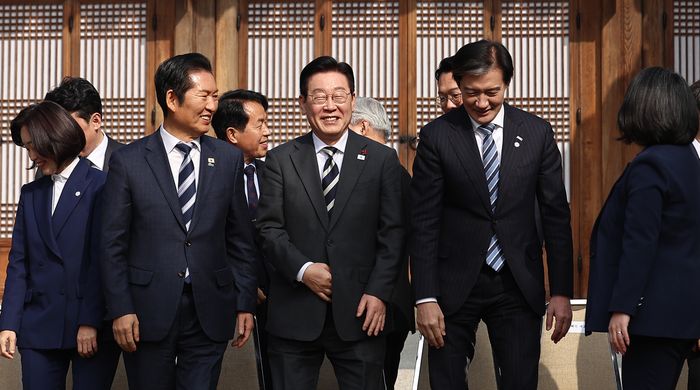 이재명 대통령이 16일 청와대 상춘재에서 열린 정당 지도부 초청 오찬에서 참석자들과 기념촬영을 마친 뒤 이석하고 있다. 앞줄 왼쪽부터 진보당 김재연 대표, 더불어민주당 정청래 대표,이재명 대통령, 조국혁신당 조국 대표, 기본소득당 용혜인 대표. ⓒ연합뉴스