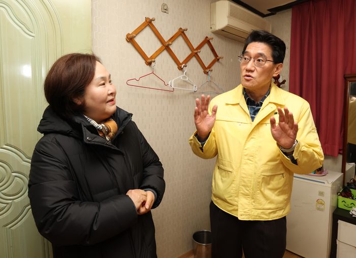 윤성진 화성특례시 제1부시장이 21일 한파 응급숙박시설을 찾아 운영 상태를 점검하고 있다. ⓒ화성시 제공