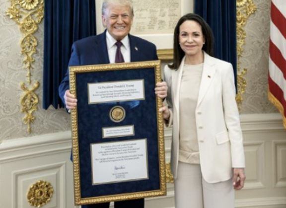 베네수엘라 야권 운동가 마리아 코리나 마차도(오른쪽)가 15일(현지시간) 미국 워싱턴 DC 백악관에서 도널드 트럼프 미국 대통령을 만나고 있다. ⓒAP/연합뉴스