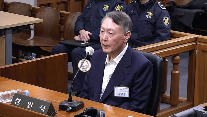 윤석열 전 대통령이 지난해 11월 19일 서울 서초구 서울중앙지법에서 열린 내란방조, 위증 등 혐의 한덕수 전 국무총리 10차 공판에 증인으로 출석해있다. ⓒ서울중앙지방법원 제공