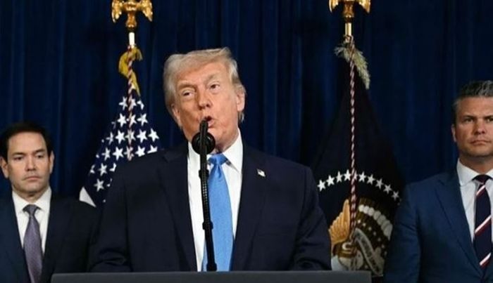 도널드 트럼프 미국 대통령이 지난 3일 미 플로리다주 팜비치에 위치한 마러라고 리조트에서 베네수엘라에 대한 미군의 군사작전 단행 뒤 마코 루비오(왼쪽) 국무부 장관, 피트 헤그세스(오른쪽) 전쟁부 장관과 함께 기자회견을 하고 있다. ⓒ AFP/연합뉴스ⓒ