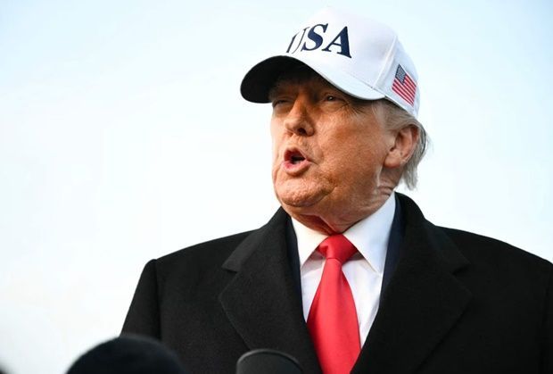 도널드 트럼프 미국 대통령이 13일(현지시간) 미 메릴랜드주 앤드루스 공군 기지에서 기자들과 만나 대화를 하고 있다. ⓒ AFP/연합뉴스