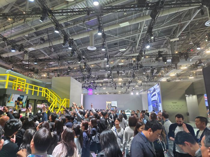 6일(현지시간) 미국 라스베이거스 컨벤션센터 웨스트홀에 마련된 현대자동차그룹 전시부스에서 관람객들이 붐비고 있다. ⓒ데일리안 정진주 기자