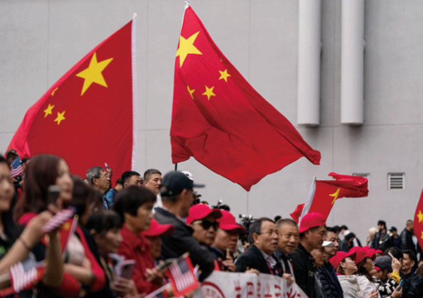 2023년 11월 15일 미국 샌프란시스코 인근에 친시진핑 시위대가 몰려들어 오성홍기를 흔들고 있다. ⓒAP/뉴시스