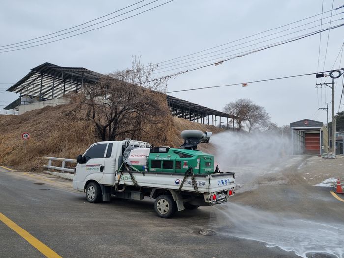 용인특례시 가축방역 공동방제단이 조류인플루엔자 차단을 위해 방역소독을 하는 모습. ⓒ용인시 제공