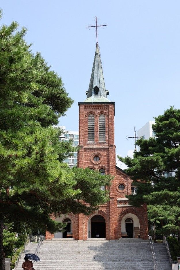 ⓒ계단 위에 높이 서 있는 구 안성성당 전경