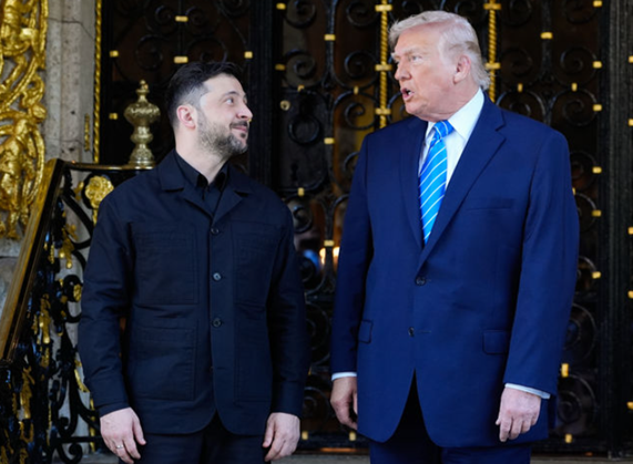 지난달 29일 도널드 트럼프(오른쪽) 미국 대통령과 볼로디미르 젤렌스키 우크라이나 대통령이 미국 플로리다주 팜비치 마러라고 리조트에서 만나 인사를 나누고 있다. ⓒAP/뉴시스