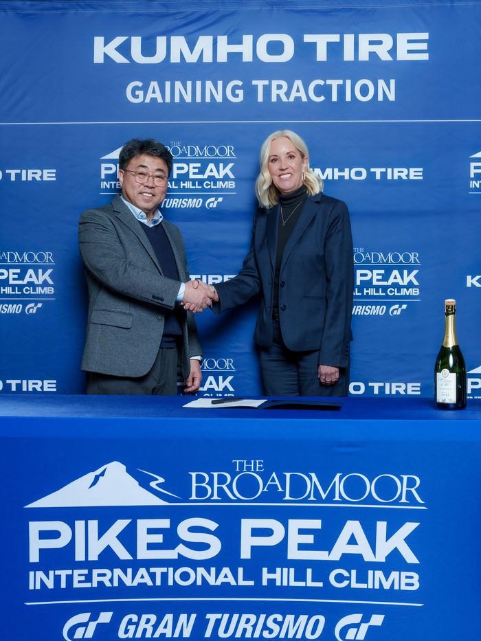 (왼쪽부터) 금호타이어 북미마케팅부문 윤장혁 상무, PPIHC멜리사 아이크호프 CEO가 차세대 드라이버 육성을 위한 신규 파트너십을 체결한 뒤 기념 촬영을 하고 있다.ⓒ금호타이어