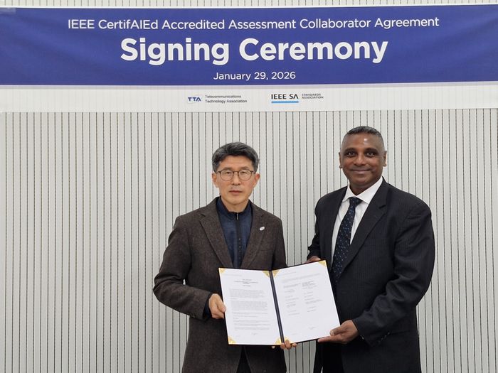 한국정보통신기술협회(TTA) 김영문 AI기반기술연구소장(왼쪽)과 IEEE SA 알페시 샤회장(오른쪽)이 협약체결식에서 기념 촬영을 하고 있다.ⓒ한국정보통신기술협회