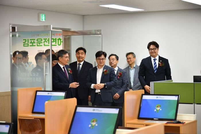 김병수(가운데) 김포시장이 관계자들과 운전면허센터를 둘러보고 있다. ⓒ 김포시 제공