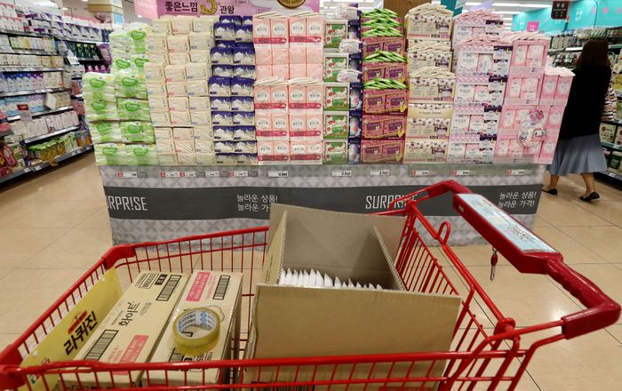 서울의 한 대형마트에 생리대가 진열돼있다. ⓒ연합뉴스