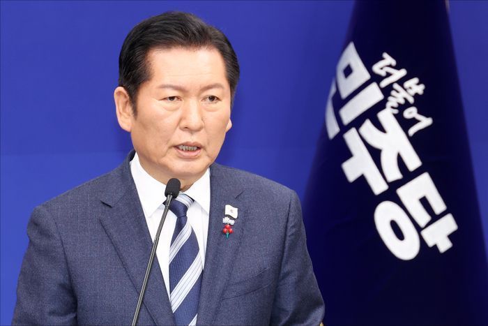 정청래 더불어민주당 대표가 지난달 26일 오전 서울 여의도 국회에서 당대표 취임 후 첫 공식 기자회견을 열고 있다. ⓒ데일리안 홍금표 기자