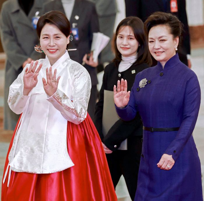 이재명 대통령과 함께 중국을 국빈방문한 김혜경 여사가 5일 베이징 인민대회당에서 열린 이재명 대통령 공식환영식이 끝난 뒤 중국 펑리위안 여사와 함께 어린이들을 향해 손 흔들고 있다. ⓒ연합뉴스