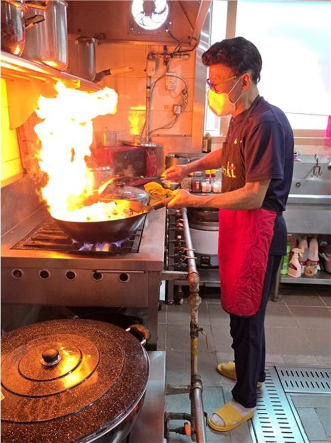 현란한 솜씨로 요리하는 회원 ⓒ