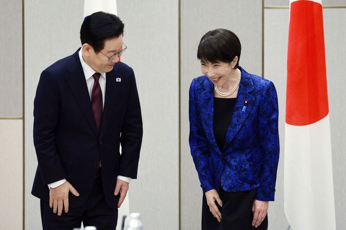 이재명 대통령과 다카이치 사나에 일본 총리가 13일(현지시간) 나라현 회담장에서 열린 한일 확대 정상회담에 앞서 기념촬영을 마친 뒤 인사하고 있다. ⓒ뉴시스