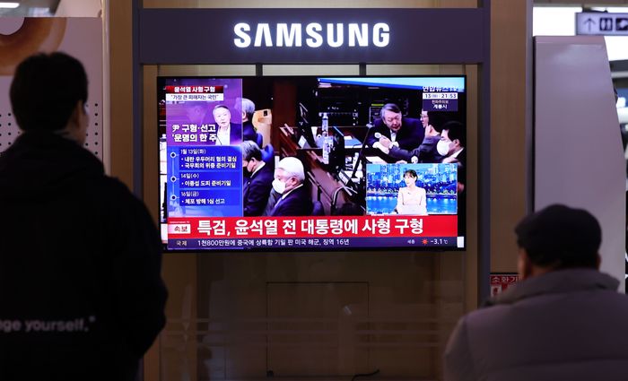 특검이 12·3 비상계엄 관련 내란 우두머리 혐의를 받는 윤석열 전 대통령에 사형을 구형한 13일 오후 서울역 대합실에서 시민들이 관련 뉴스를 시청하고 있다.ⓒ뉴시스