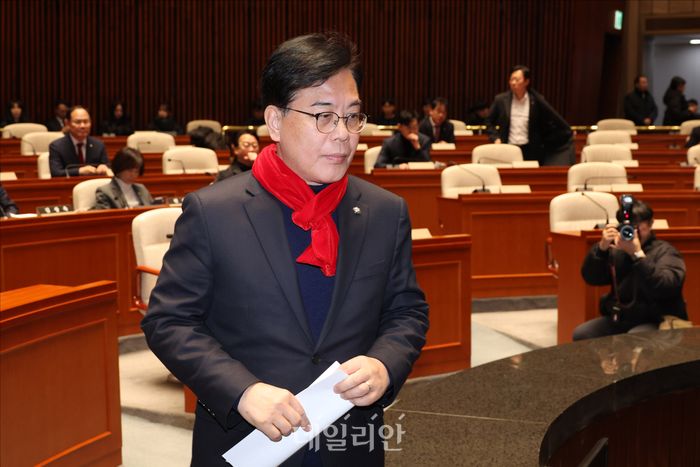 송언석 국민의힘 대표가 지난 21일 오후 국회에서 열린 국민의힘 의원총회에서 모두발언을 위해 발언대로 이동하고 있다. ⓒ데일리안 홍금표 기자