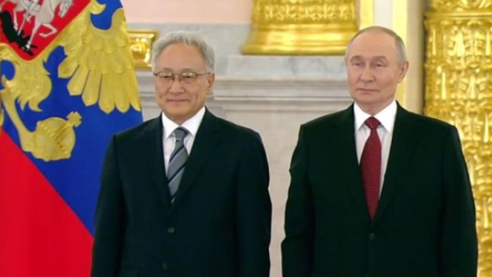 블라디미르 푸틴(오른쪽) 러시아 대통령과 이석배 주러대사가 15일(현지시간) 모스크바 크렘린궁에서 신임장 제정식에 참석해 있다. ⓒ크렘린궁 텔레그램 캡처