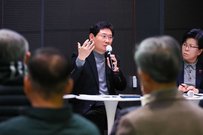 이상일 용인특례시장이 지난 29일 용인미디어센터에서 기흥구 상하동과 구갈동 주민소통간담회를 열고 용인의 반도체 클러스터의 미래에 대한 의견을 제시했다. ⓒ 용인시 제공
