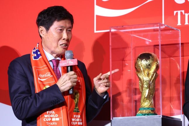 FIFA 월드컵 트로피 가리키는 차범근 전 감독. ⓒ 데일리안 방규현 기자