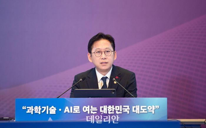 배경훈 부총리 겸 과학기술정보통신부 장관이 14일 서울 중구 서울중앙우체국에서 열린 우주항공청·과학기술원·정보통신기술분야 업무보고에서 발언하고 있다.ⓒ뉴시스