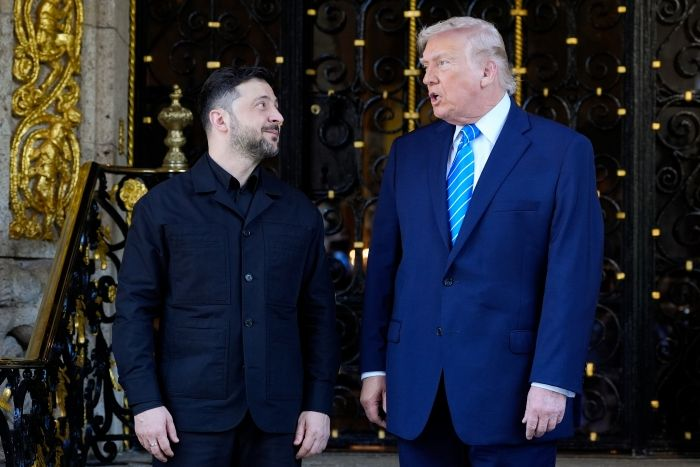 도널드 트럼프 미국 대통령(오른쪽)이 2025년 12월 28일(현지시간) 우크라이나 종전안을 논의하기 위해 플로리다주 팜비치 마러라고 저택에 도착한 볼로디미르 젤렌스키 우크라이나 대통령(왼쪽)을 맞이하고 있다. ⓒ뉴시스