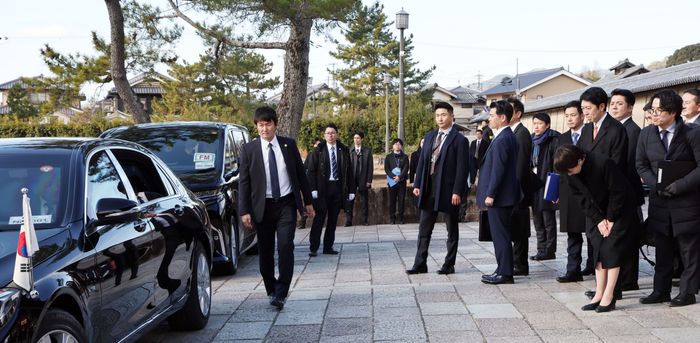 다카이치 사나에 일본 총리가 14일(현지 시간) 나라현의 대표 문화유적지인 호류지에서 이재명 대통령과 친교 행사를 마친 뒤 영송하고 있다. ⓒ뉴시스