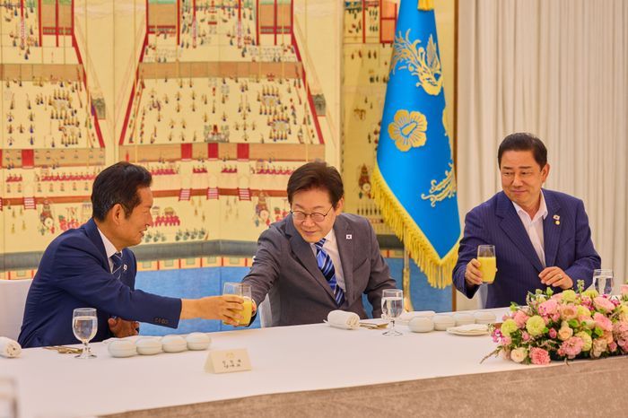 이재명 대통령이 지난해 8월 서울 한남동 관저에서 열린 더불어민주당 지도부와 만찬에서 정청래 대표, 김병기 당시 원내대표와 건배를 하고 있다. ⓒ뉴시스