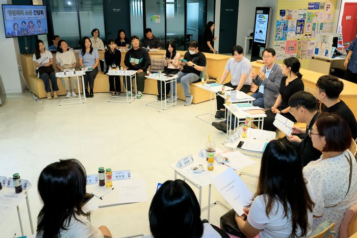 화성 청년정책협의체 위원들이 정명근 화성특례시장과 함께 청년 지원정책에 대한 다양한 제안을 공유하고 있다. ⓒ 화성시 제공