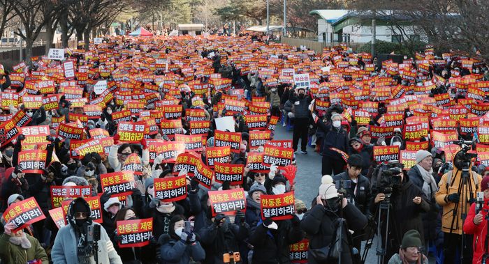 한동훈 국민의힘 전 대표 지지자들이 24일 오후 서울 영등포구 국회의사당역 인근에서 열린 한 전 대표 징계 철회 촉구 집회에서 구호를 외치고 있다. ⓒ뉴시스