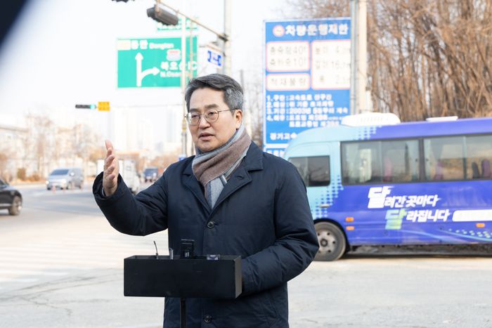 김동연 경기도지사가 23일 오산시 외삼미동 북오산IC를 방문해 상습 정체 구역의 상황을 점검하고 있다.ⓒ