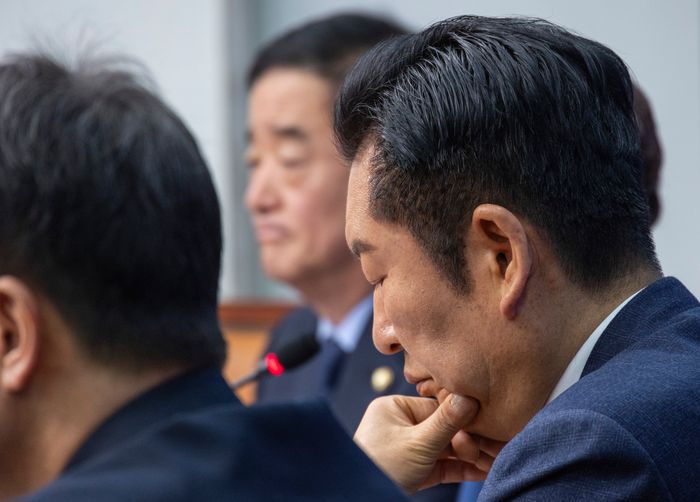 더불어민주당 정청래 대표가 지난 19일 국회에서 열린 최고위원회의 도중 생각에 잠겨 있다. ⓒ연합뉴스