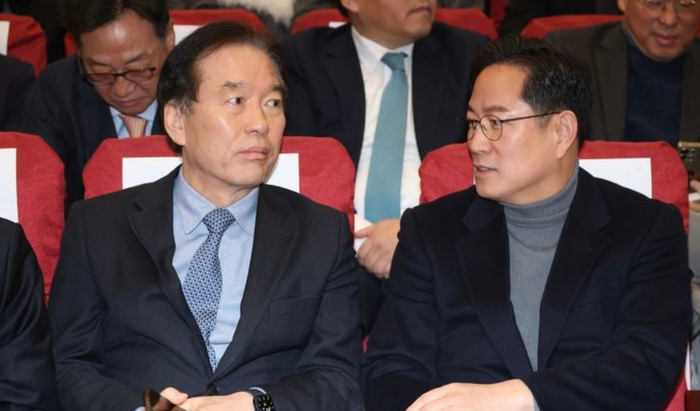 국회 재정경제기획위원회 여야 간사인 정태호 더불어민주당 의원과 박수영 국민의힘 의원이 21일 오전 의원회관에서 열린 유산기부 활성화를 위한 한국의 