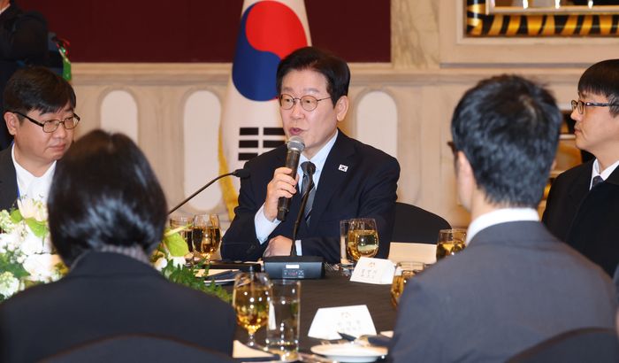 중국을 국빈방문 중인 이재명 대통령이 7일 상하이의 한 호텔에서 열린 순방 기자단 오찬 간담회에서 취재진 질문에 답하고 있다. ⓒ연합뉴스