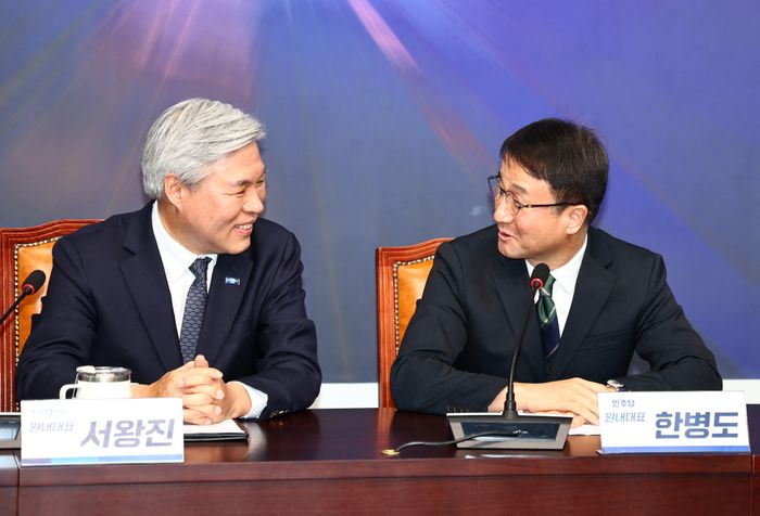 한병도(오른쪽) 더불어민주당 원내대표가 13일 오전 서울 여의도 국회에서 서왕진 조국혁신당 원내대표를 만나 대화하고 있다. ⓒ뉴시스