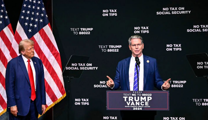 스콧 베선트(오른쪽)미국 재무부 장관이 지난해 11월 13일 미국 노스캐롤라이나주 애슈빌에서 연설하고 있다. ⓒAP/뉴시스