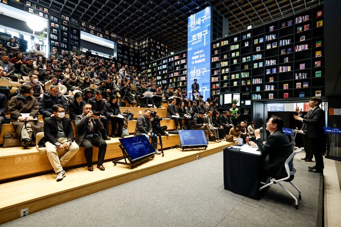 27일 화성동탄중앙도서관에서 신년기자회견이 열렸다. ⓒ화성시 제공