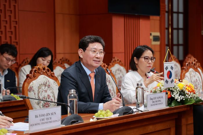 이상일 용인시장이 지난해 2월 26일 베트남 꽝남성청에서 레반중 꽝남성 인민위원회 위원장(꽝남성장) 등 꽝남성 고위 관계자들과 간담회를 갖고 양 도시의 교류협력 방안을 논의했다. ⓒ용인시 제공