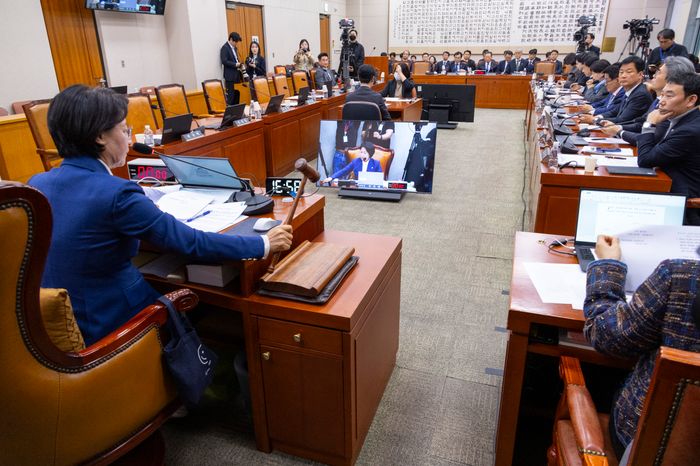 추미애 국회 법제사법위원회 위원장이 지난 12일 국회에서 열린 법사위 전체 회의에서 2차 종합특검 법안을 여당 주도로 처리하고 있다. ⓒ연합뉴스