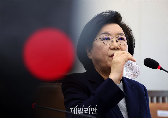 이혜훈 기획예산처 장관 후보자가 23일 서울 여의도 국회에서 열린 재정경제기획위원회의 인사청문회에서 물을 마시고 있다.ⓒ데일리안 홍금표 기자