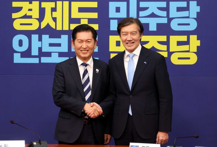 정청래 더불어민주당 대표와 조국 조국혁신당 대표 ⓒ뉴시스